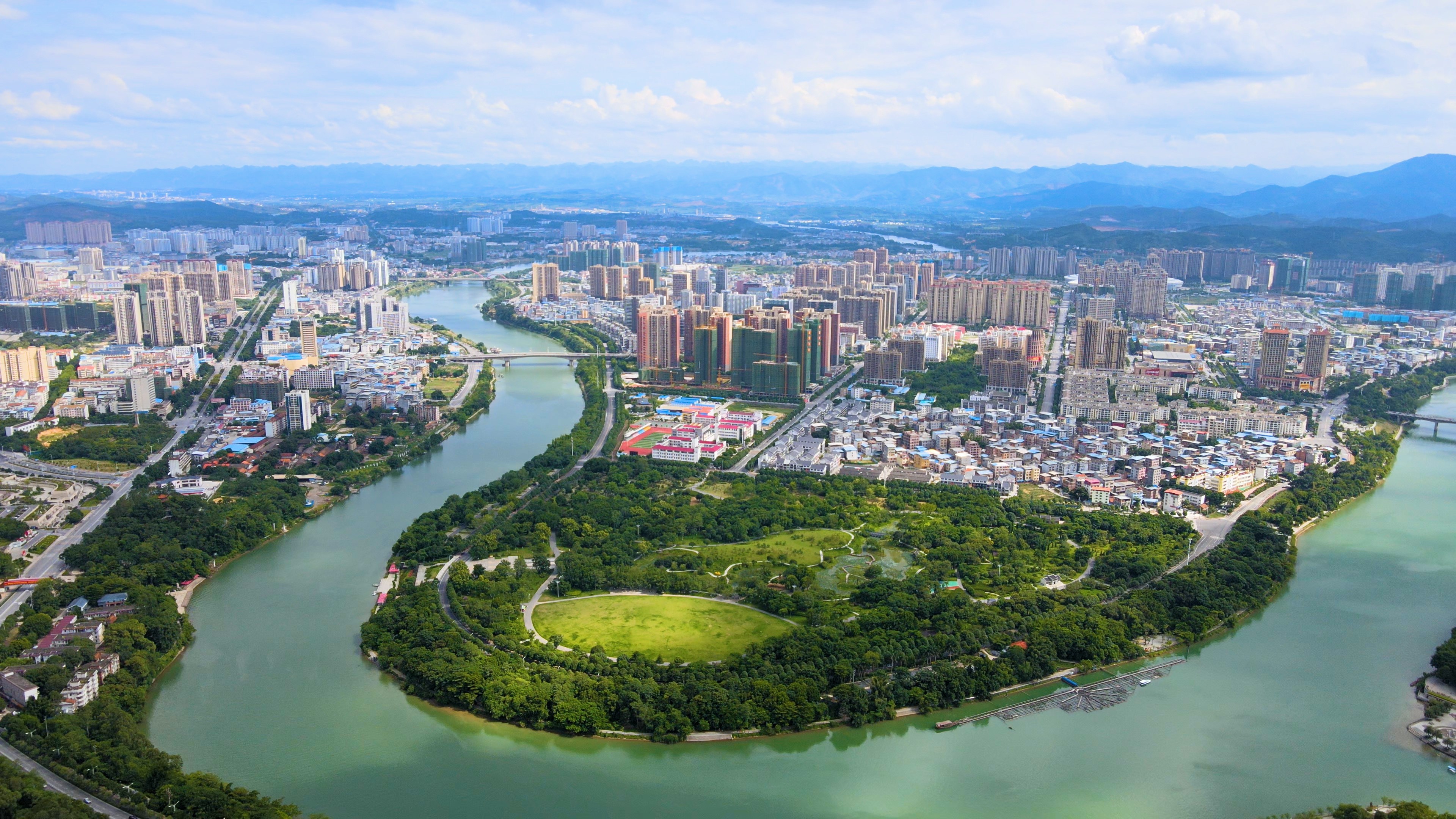 4K航拍广西百色城市右江全景风景风光视频的预览图