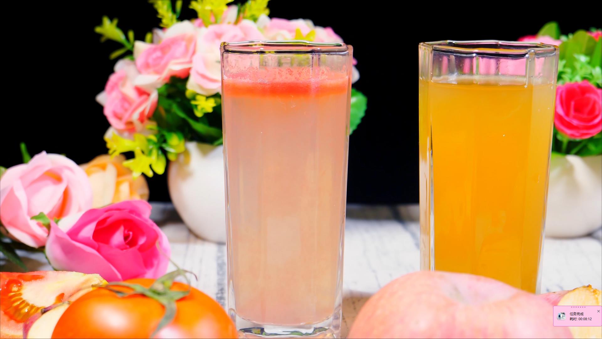 4K拍摄红萝卜汁苹果汁猕猴桃汁果蔬汁展示视频的预览图
