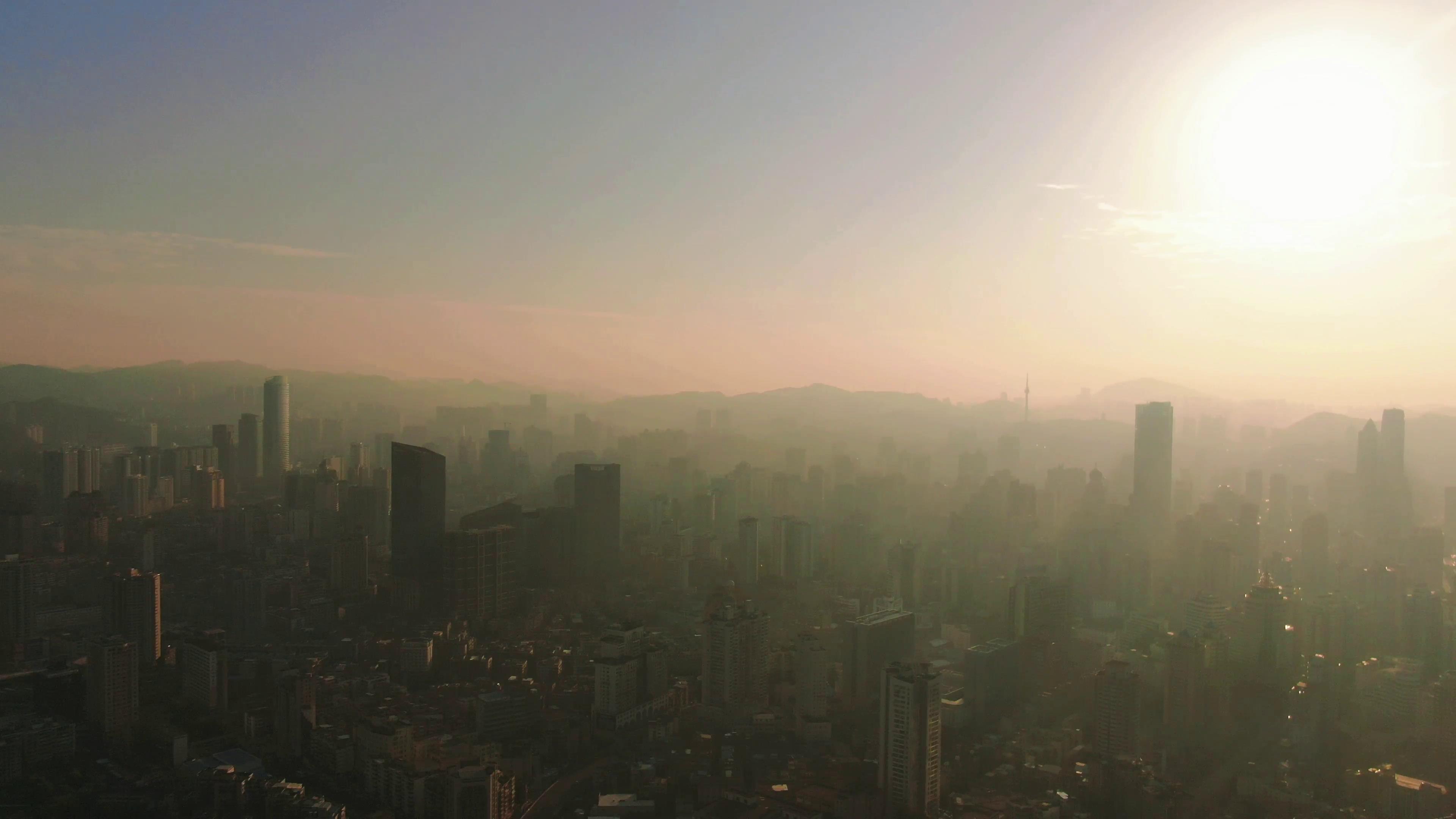 4K航拍清晨迷雾中的城市视频的预览图