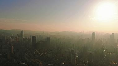 4K航拍清晨迷雾中的城市视频的预览图