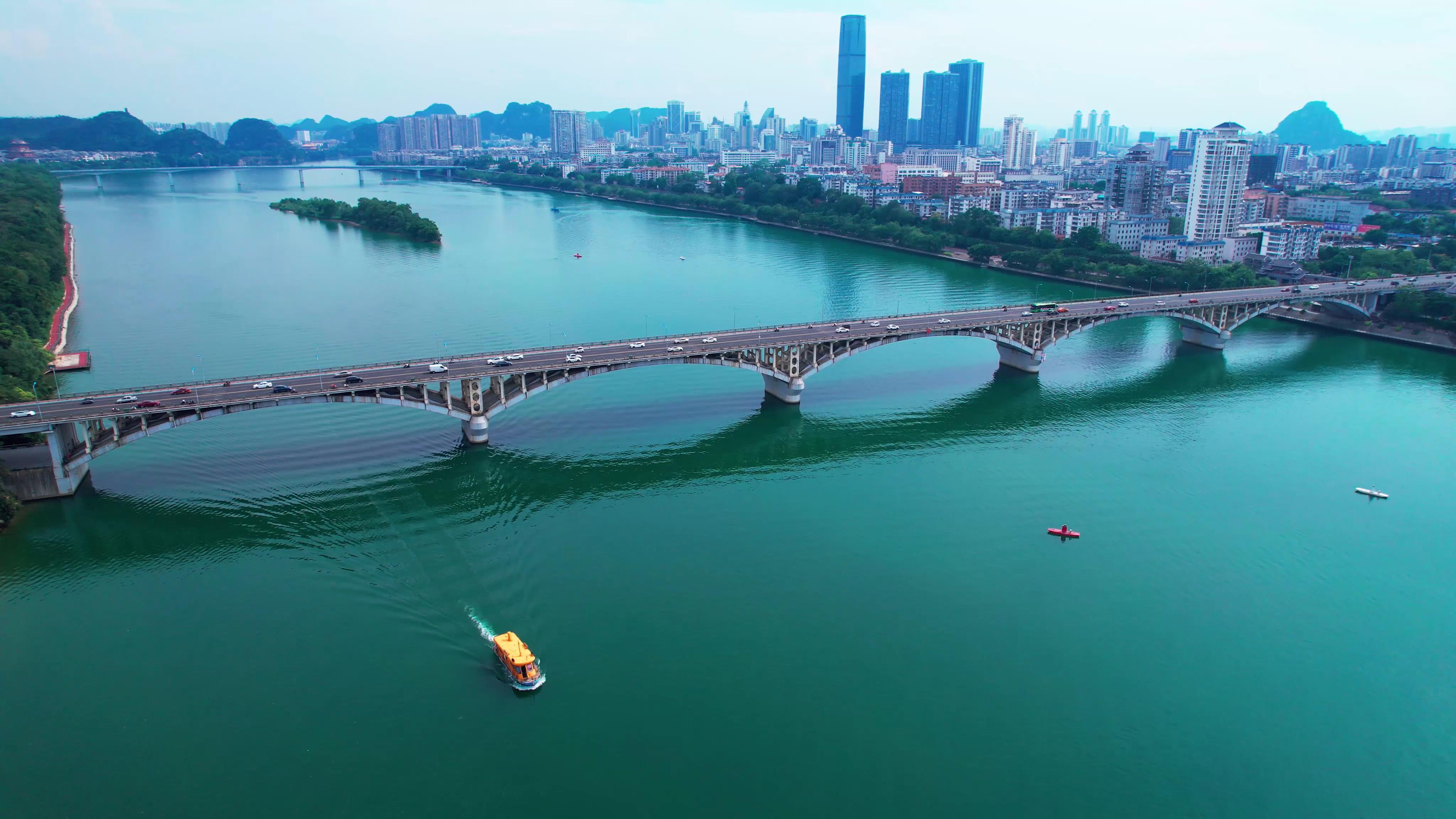 5.4k柳州地标建筑壶东大桥车流交通柳江风光航拍视频的预览图