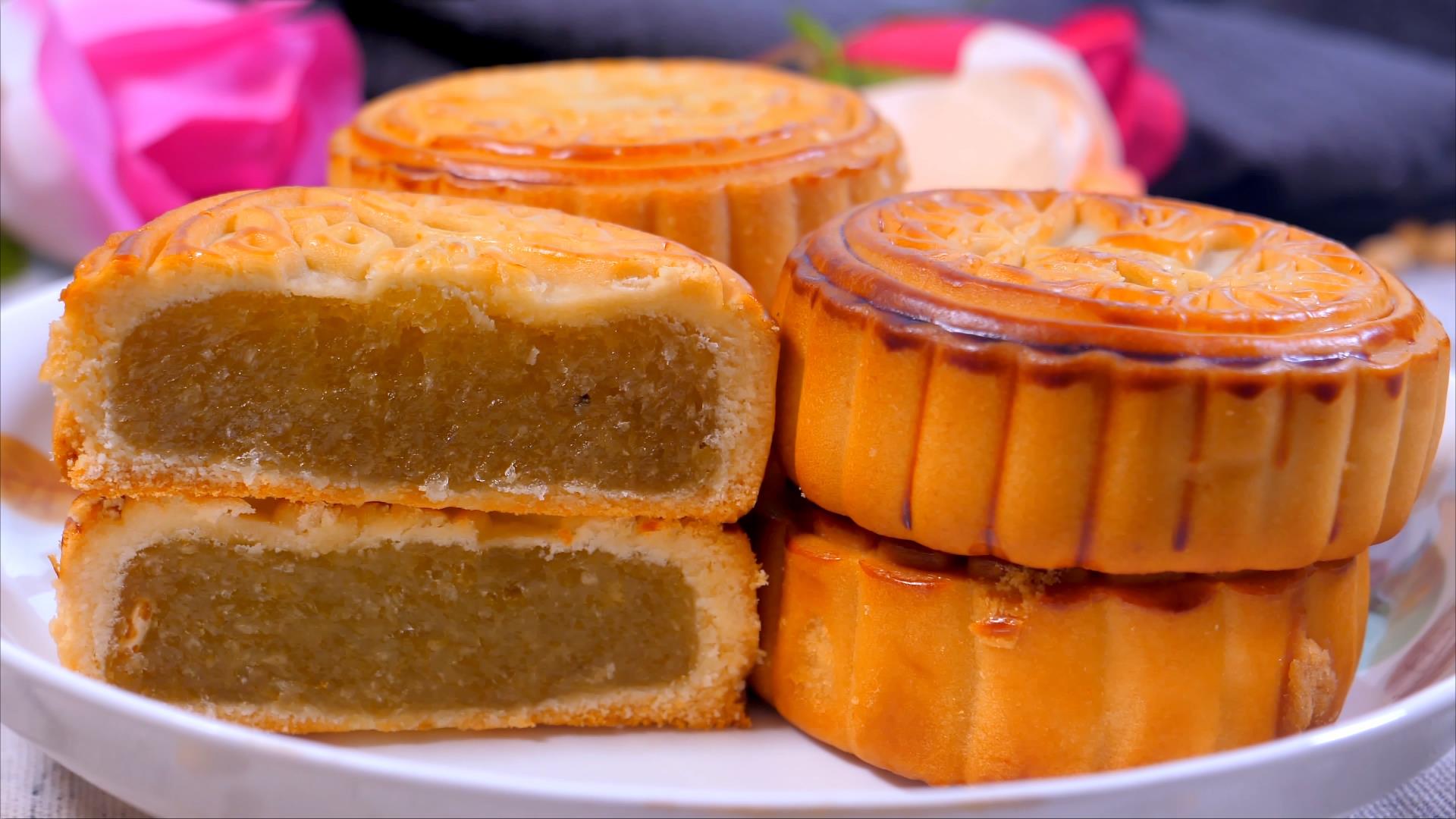 4K摆拍中秋节月饼哈密瓜味美食素材视频的预览图