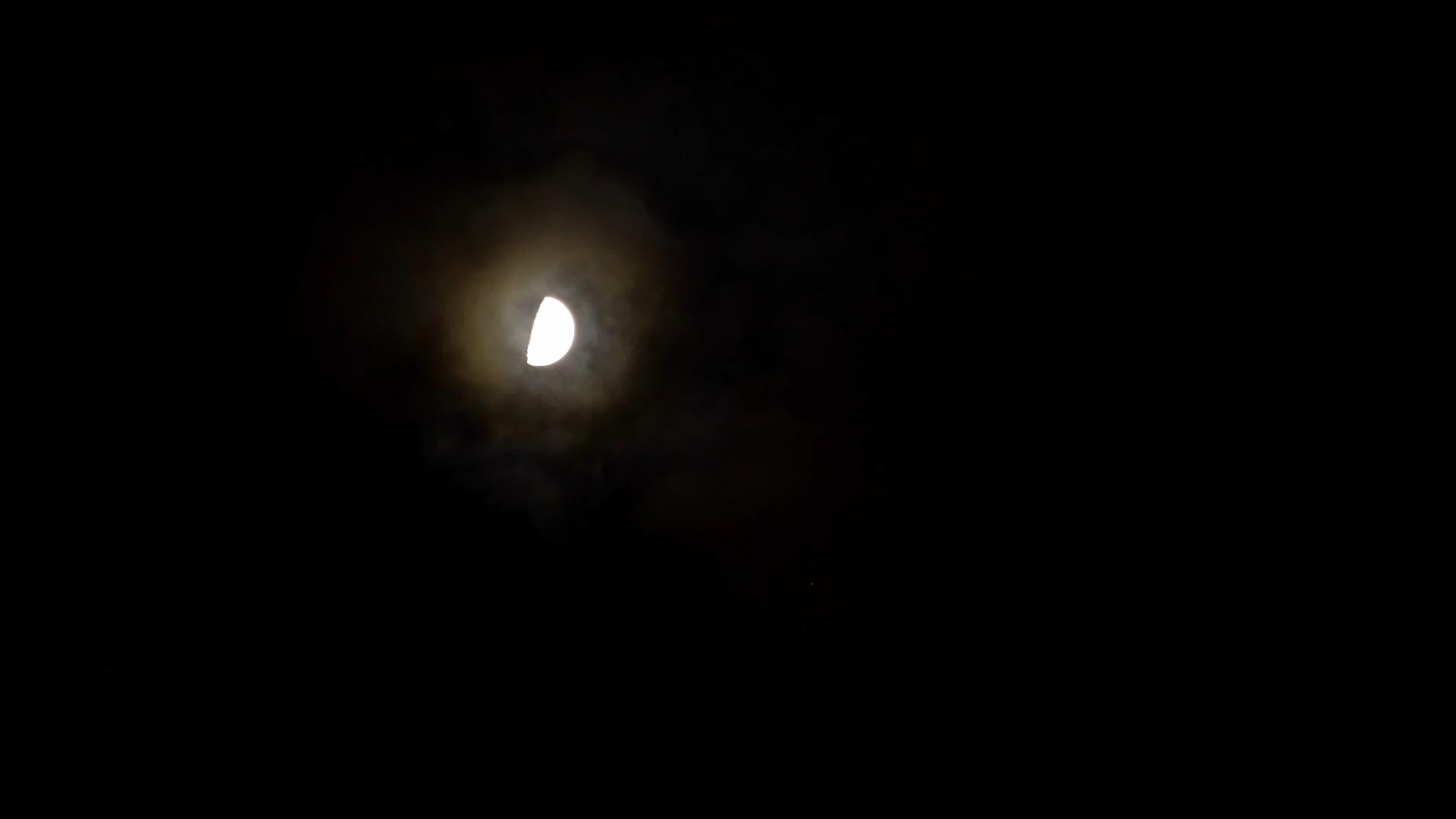 4K延时拍摄夜晚天空月亮云层穿梭视频的预览图