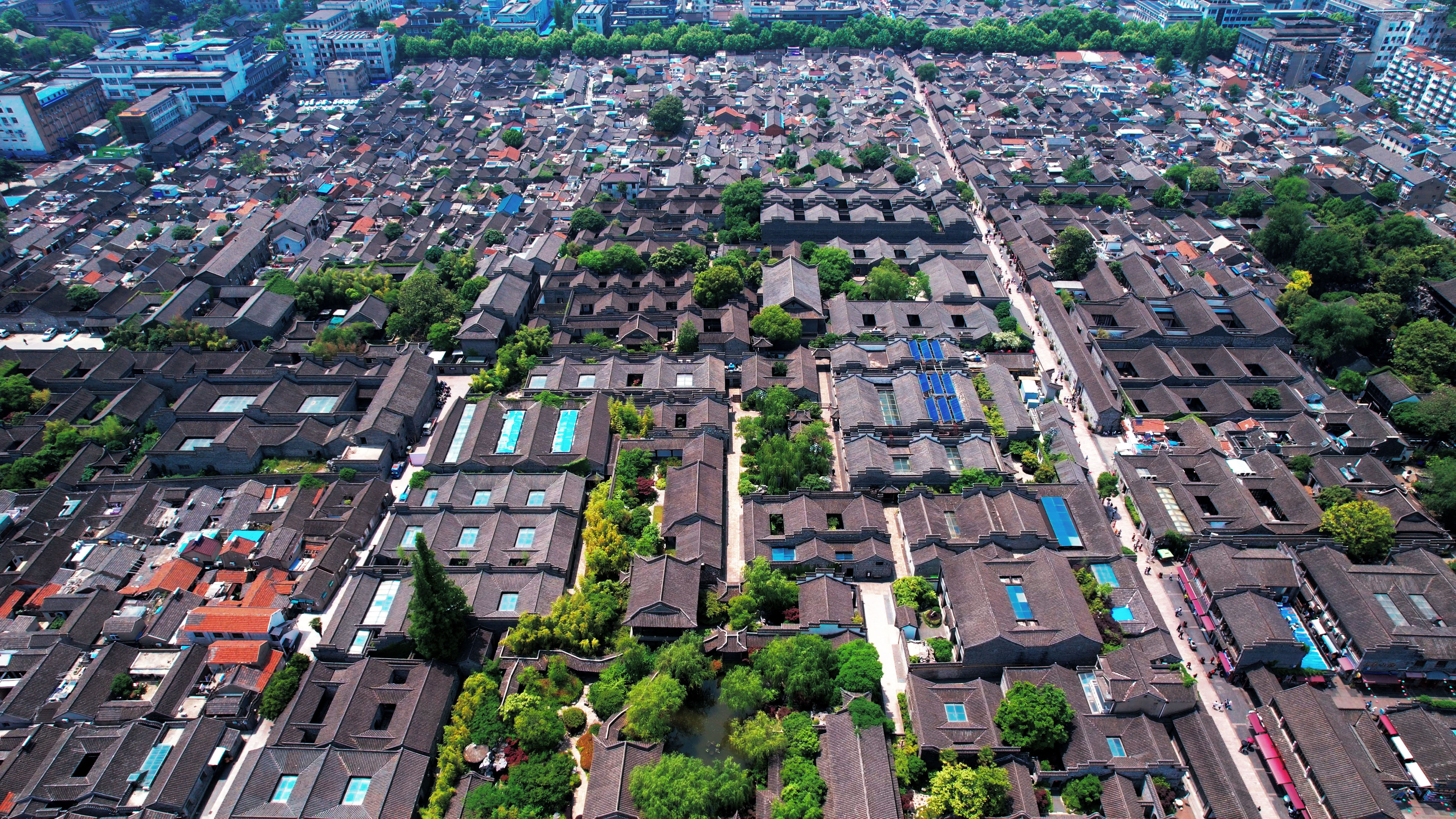 4K航拍江苏扬州地标东关街瓦片屋顶楼房鸟瞰全景视频的预览图