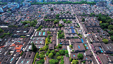 4K航拍江苏扬州地标东关街瓦片屋顶楼房鸟瞰全景视频的预览图