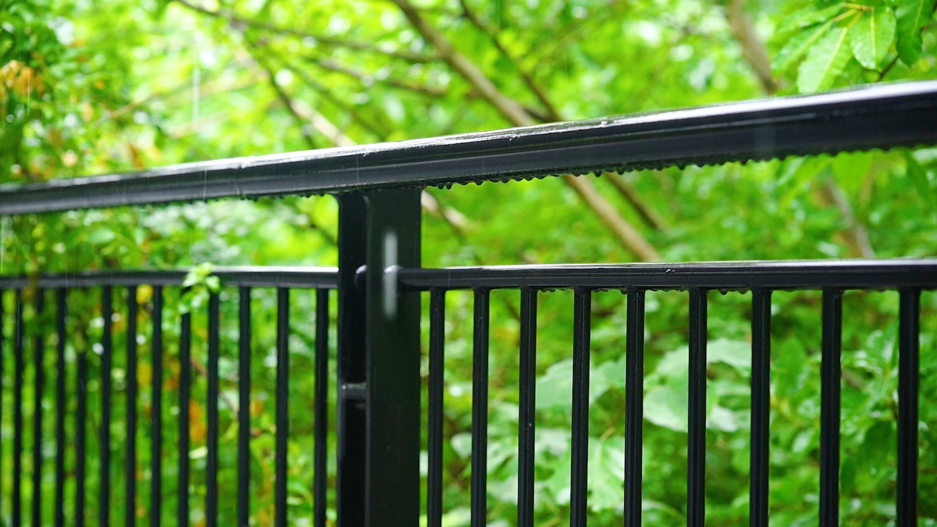 4K实拍唯美意境下雨雨天栏杆滴落的雨水风光视频的预览图