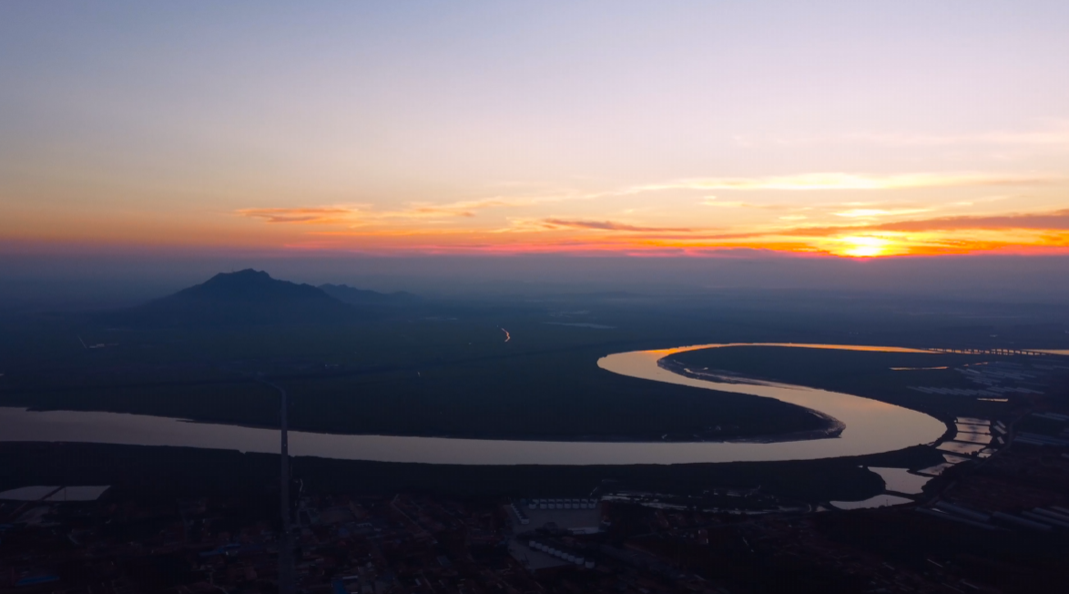 4K美丽山村河流蜿蜒夕阳俯瞰空镜头视频的预览图