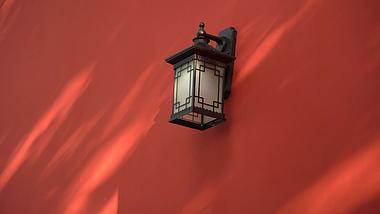 4K实拍红墙上的灯笼光影古风建筑视频的预览图