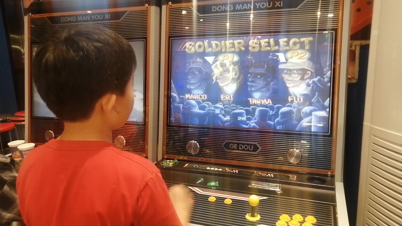1080P小孩子打游戏机玩游戏背影视频的预览图