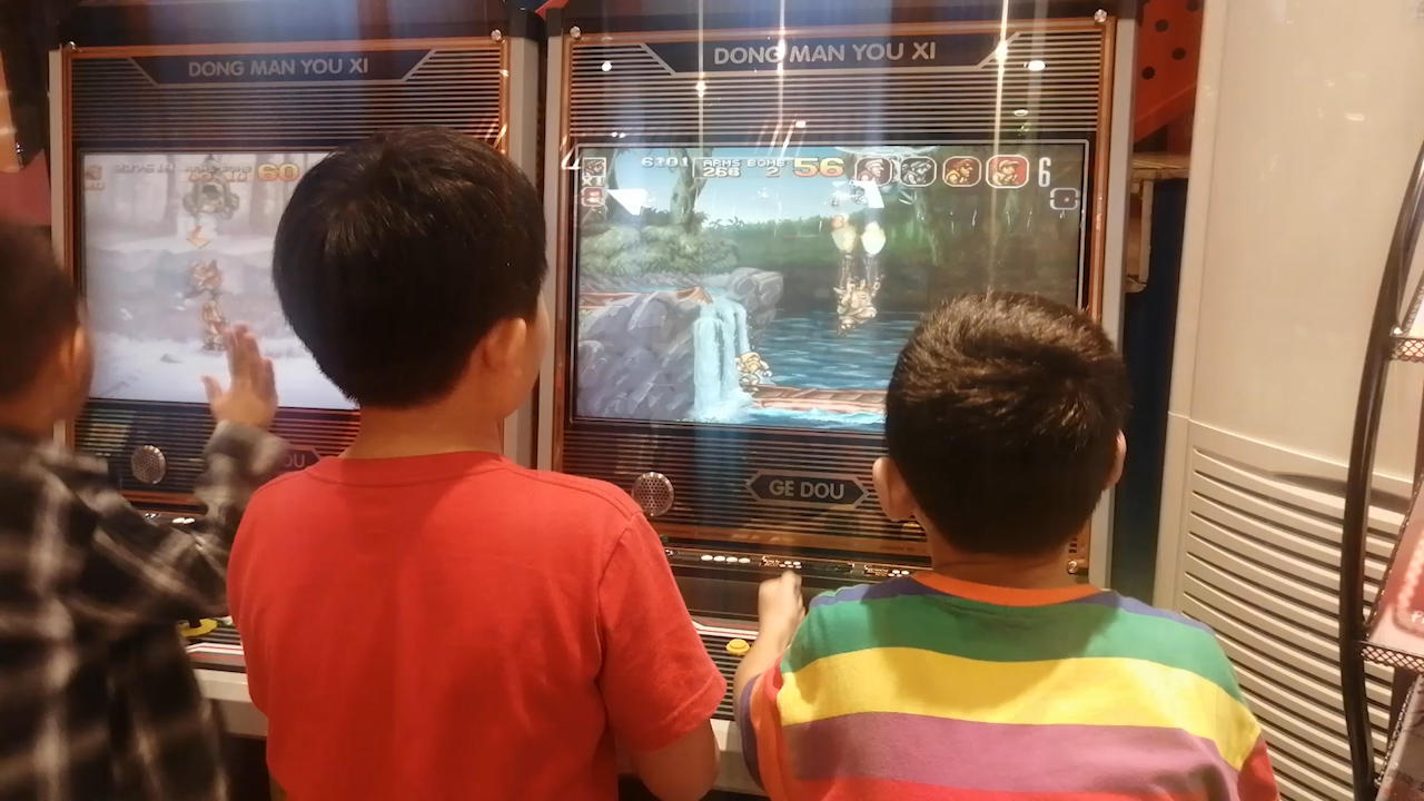 1080P小孩子们打游戏机玩街机游戏背影视频的预览图