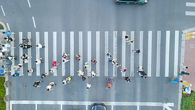 4K航拍俯拍人行横道行人过马路视频的预览图