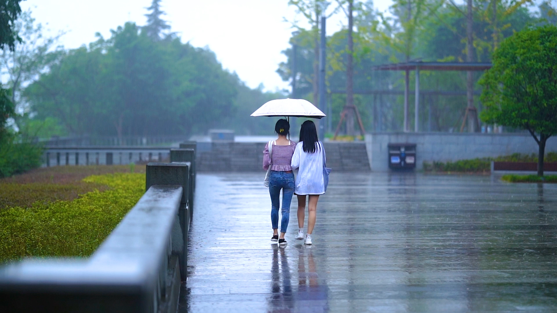 4K实拍悲伤意境美女雨天打伞走路背影空镜视频的预览图