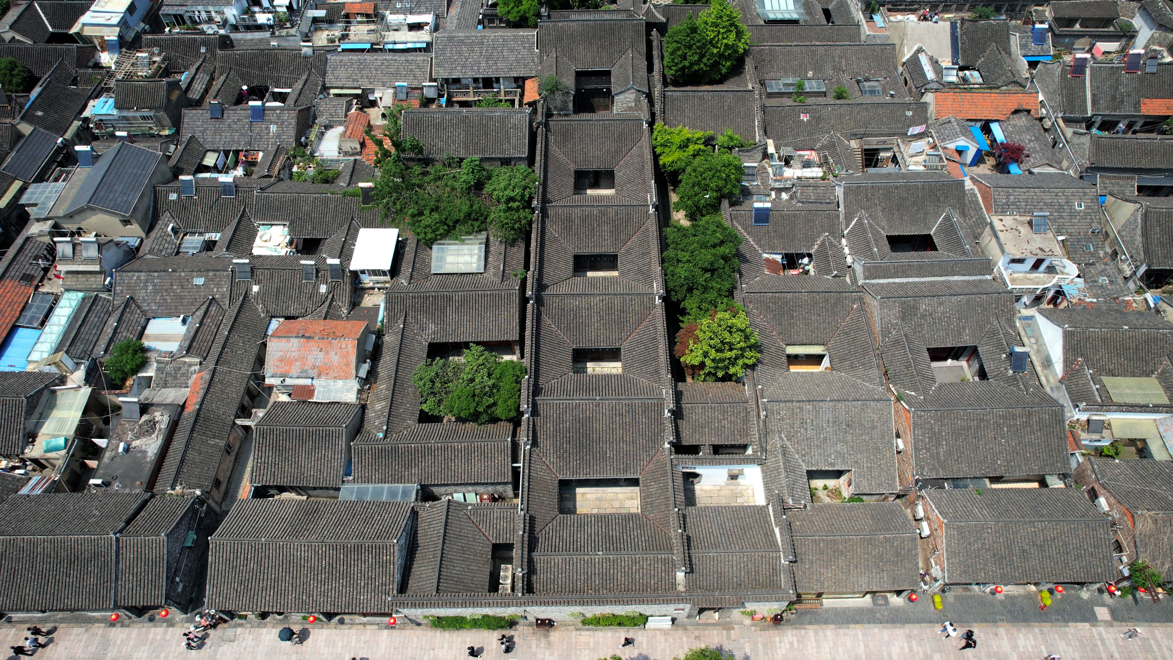4K航拍江苏扬州个园景区瓦片楼房屋顶视频的预览图