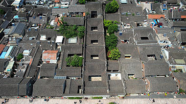 4K航拍江苏扬州个园景区瓦片楼房屋顶视频的预览图