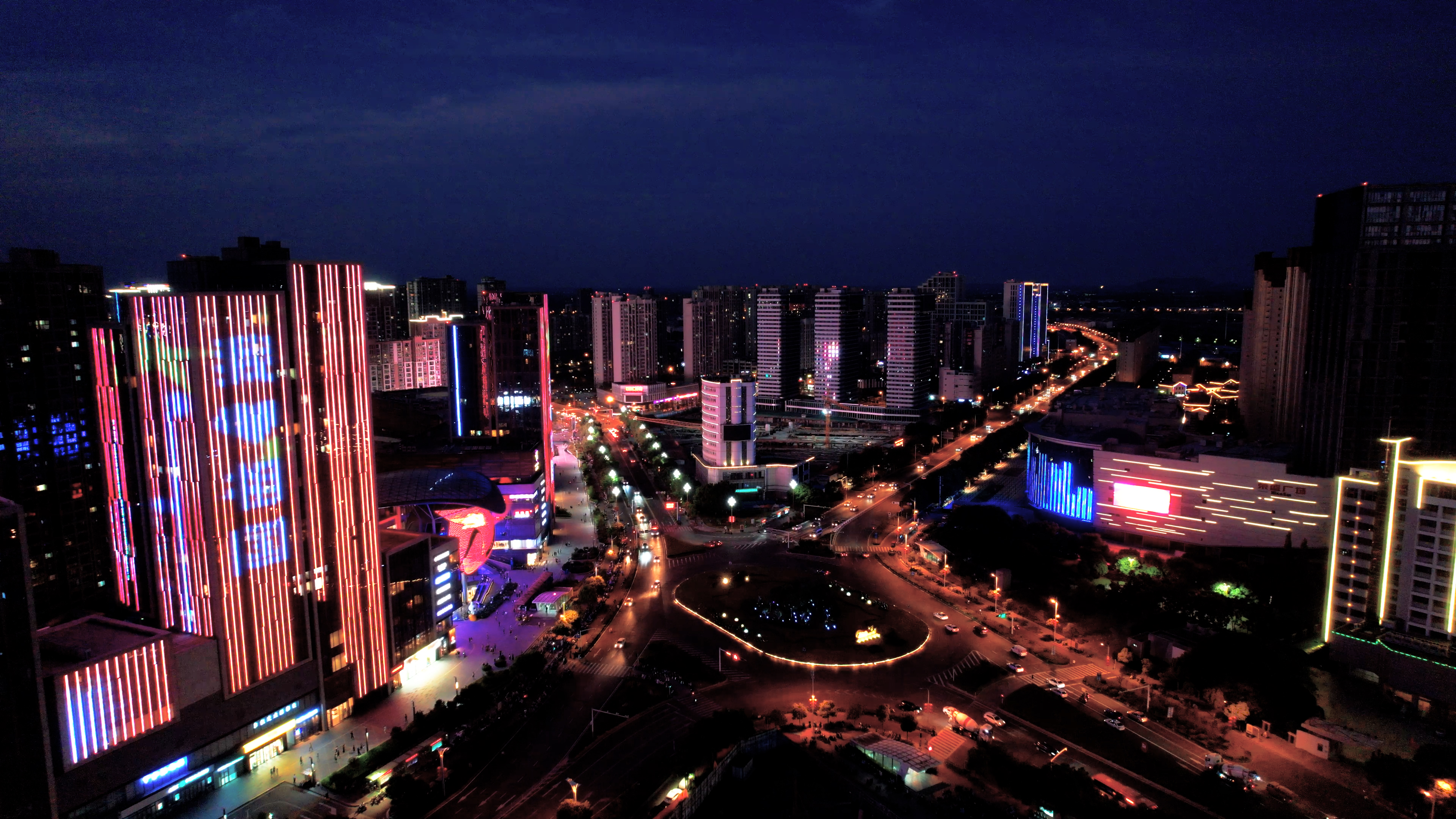 4K航拍南京六合欢乐港夜景六合城区CBD车流交通视频的预览图