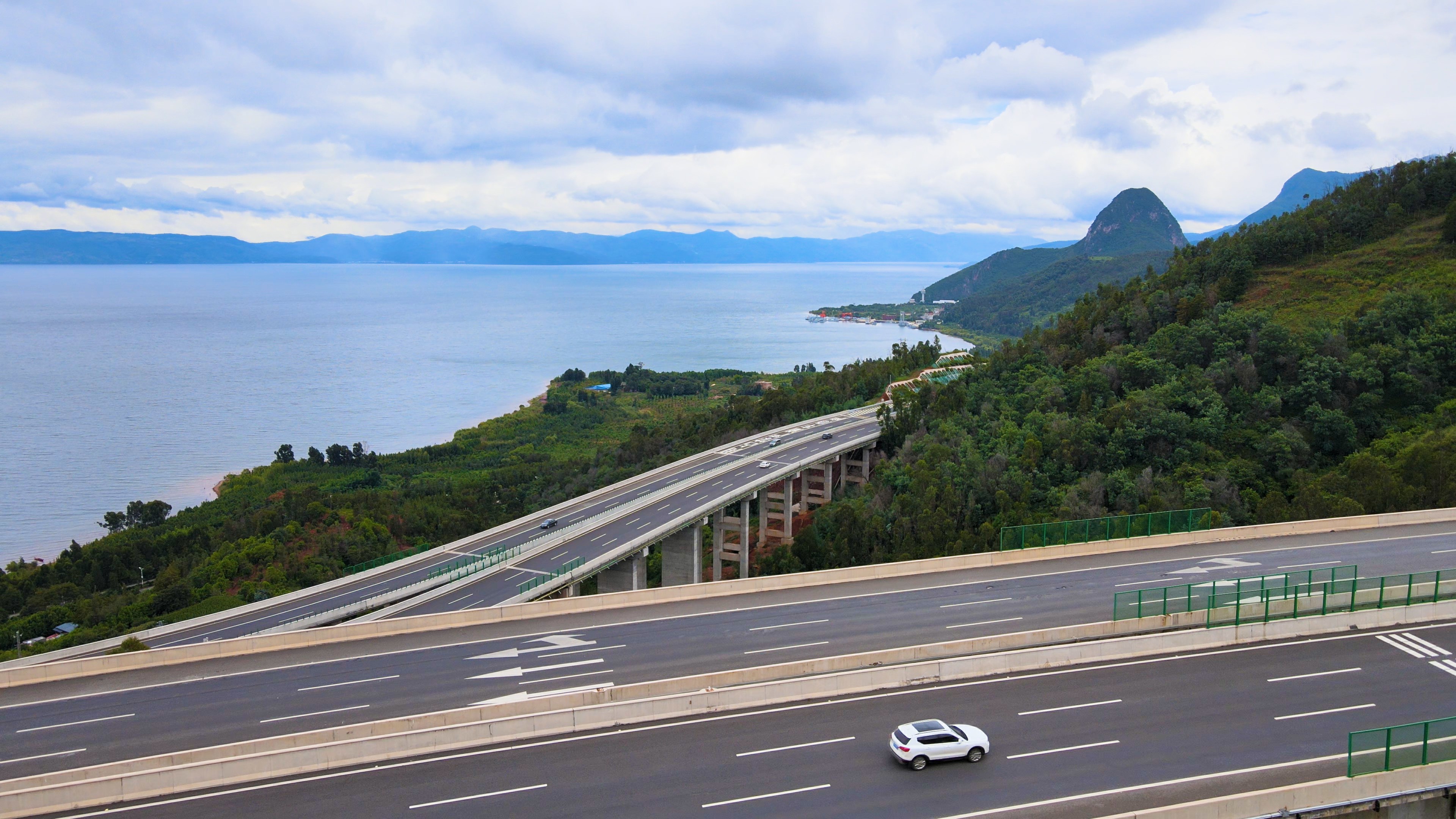 4K航拍云南滇池最美高速公路视频的预览图