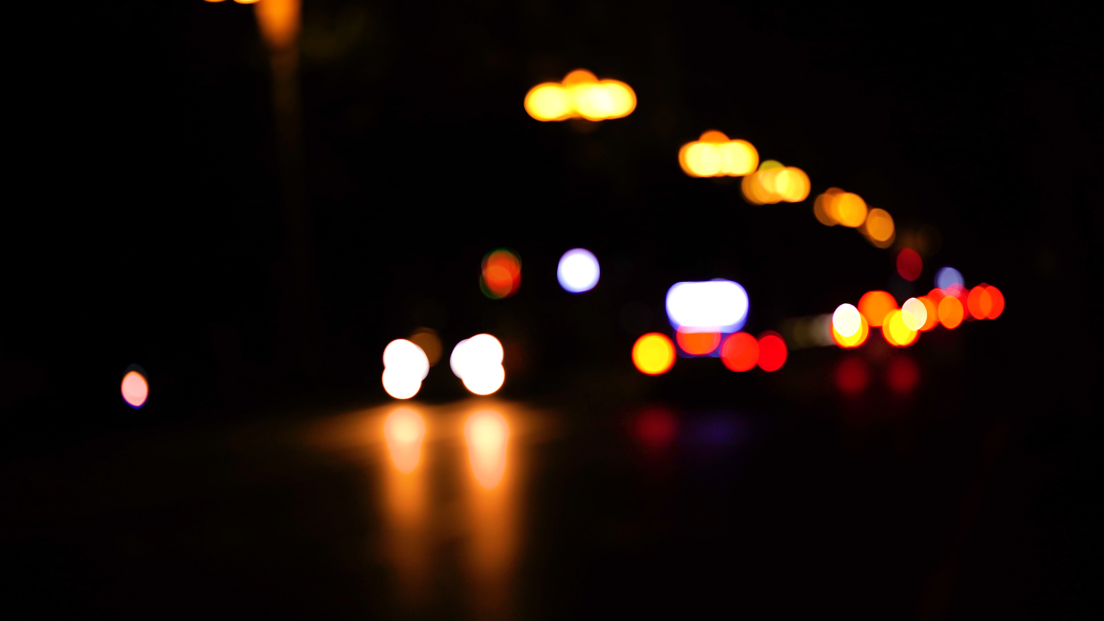 4k实拍城市道路交通夜景虚化唯美光斑视频的预览图