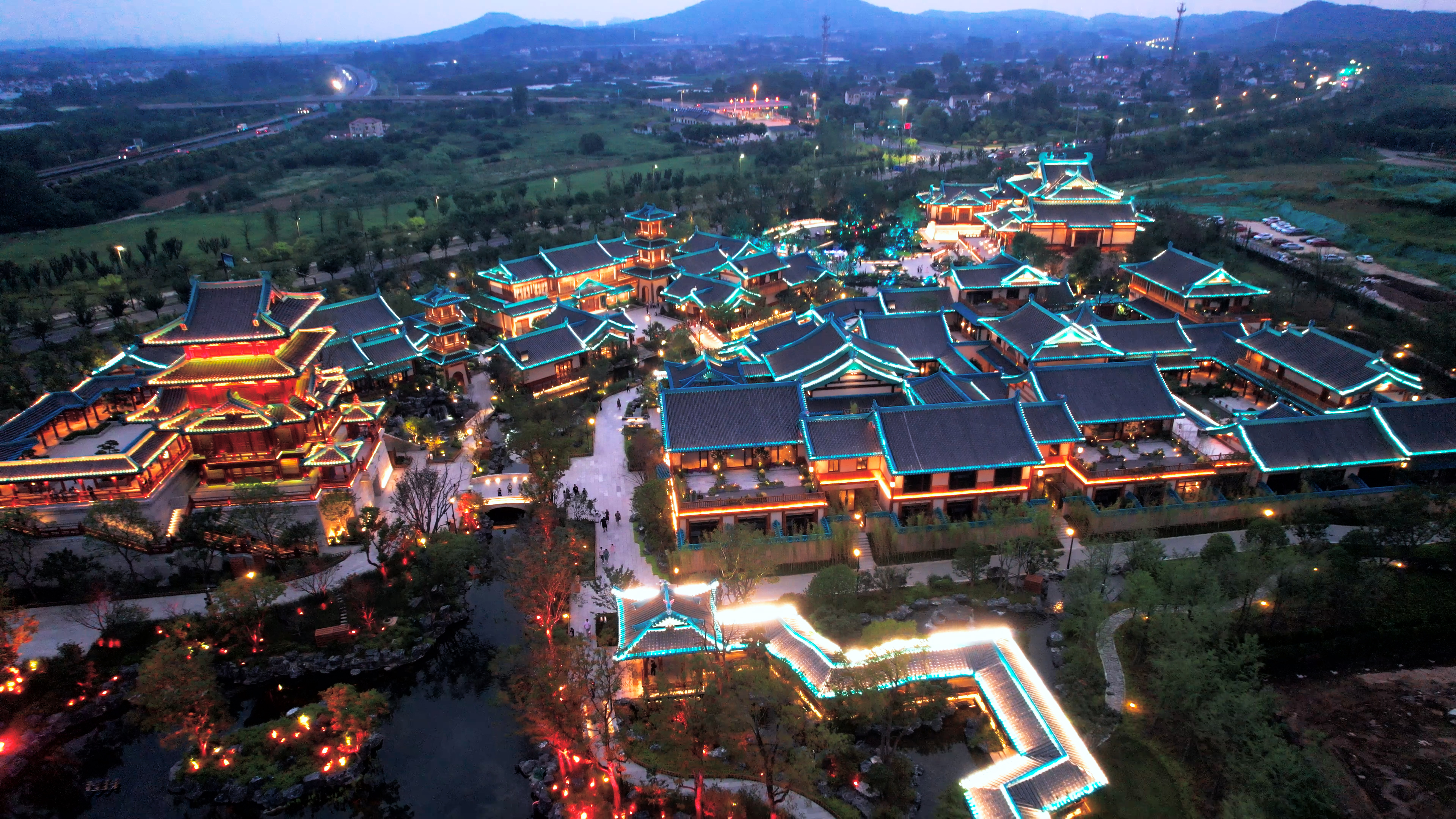 4K航拍南京地标金陵小镇夜景视频的预览图