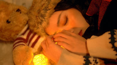 1080P升格慢动作女孩圣诞氛围睡觉视频的预览图