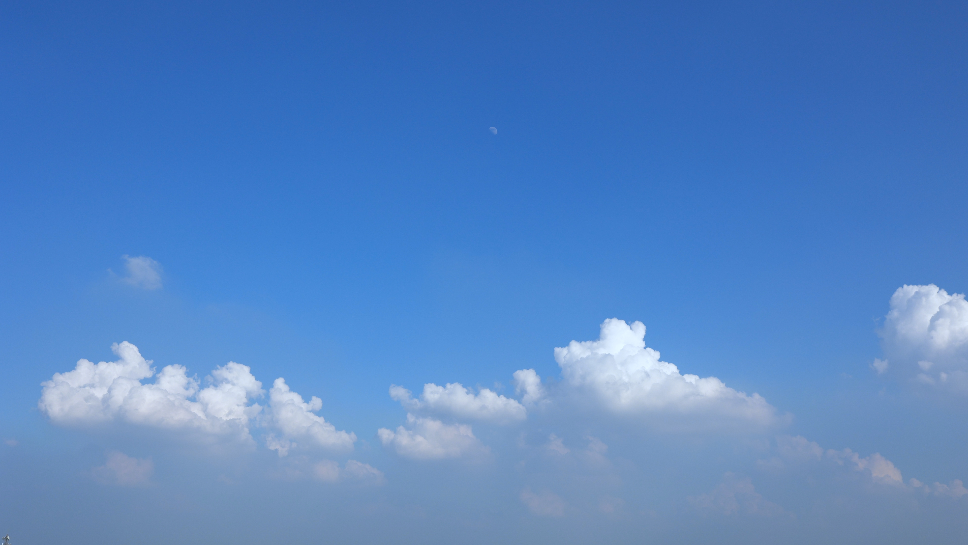 4k蓝天白云天空云朵飘动延时视频的预览图