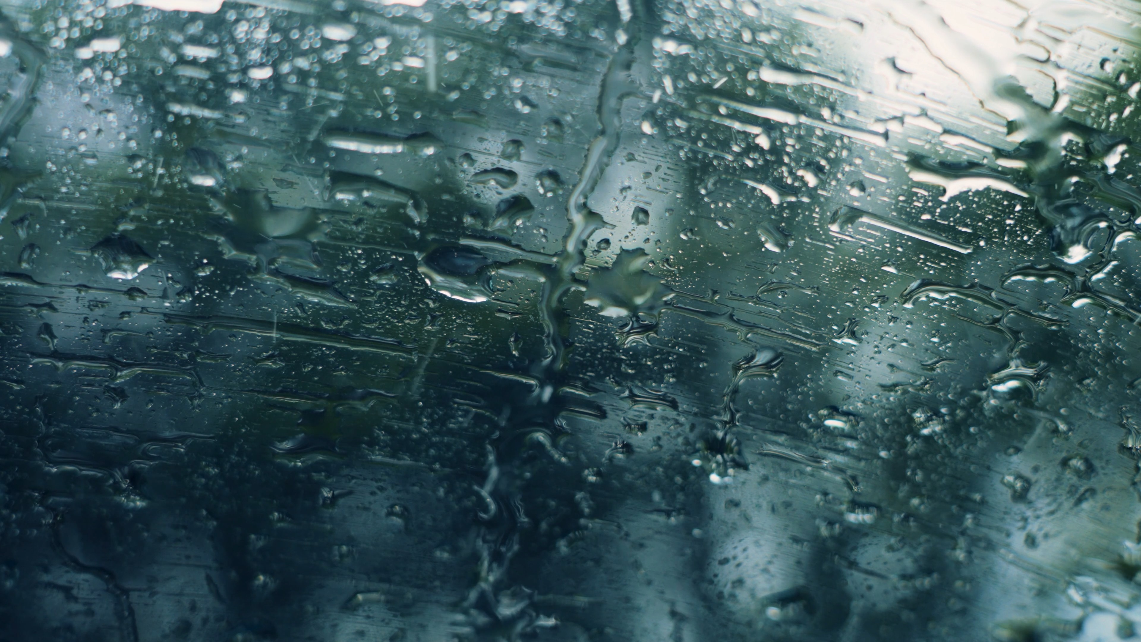 4k下雨玻璃上滑落的雨水雨天悲伤意境视频的预览图