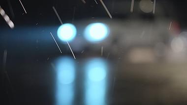 4k雨夜中行驶的车辆灯光虚化伤感意境视频的预览图