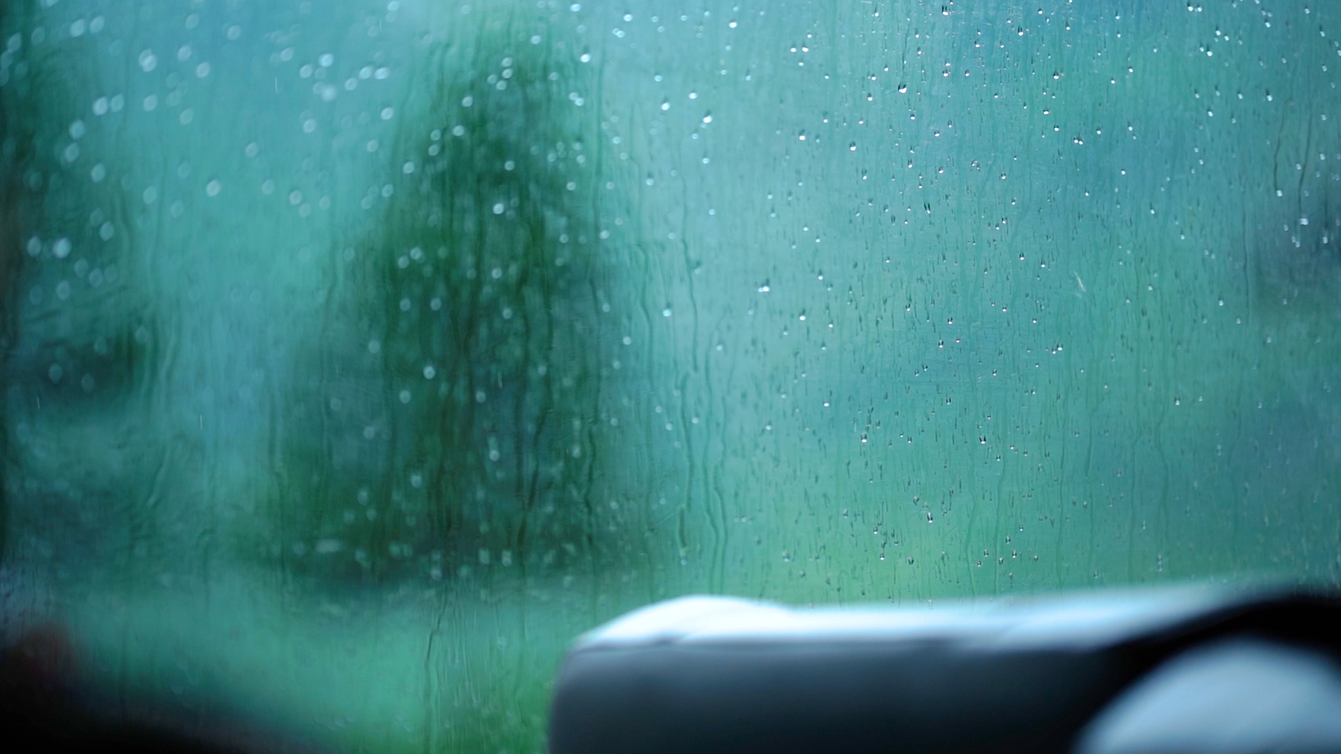 4k实拍唯美伤感意境车窗上雨滴滑落视频的预览图