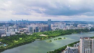 4k航拍广西南宁南湖城市天际线视频的预览图