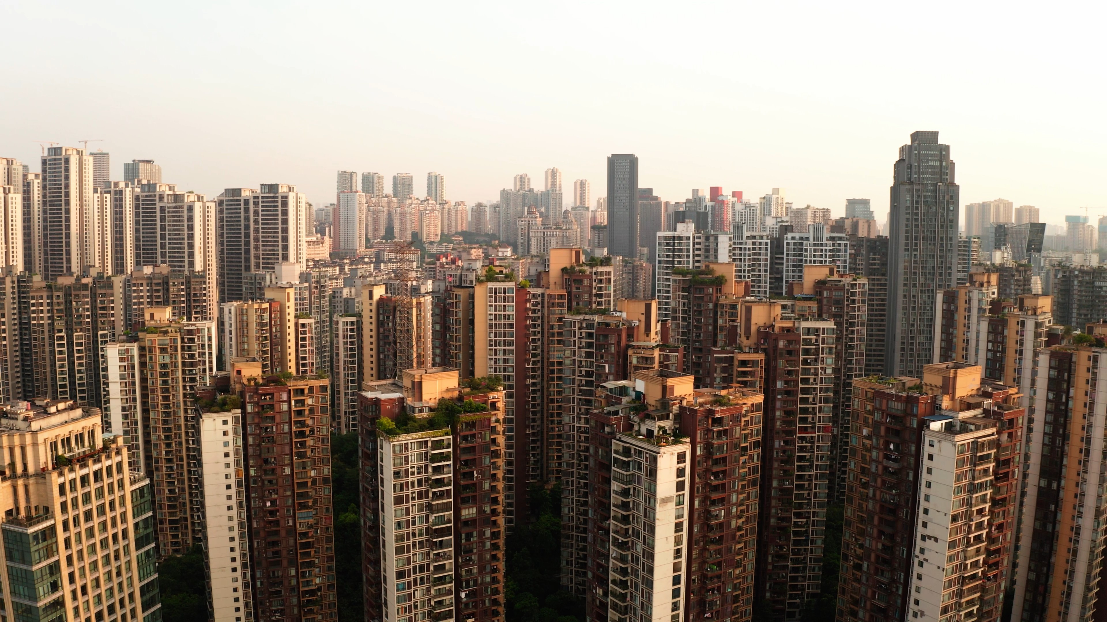4k航拍重庆滨江密集城市高层住宅小区楼盘视频的预览图