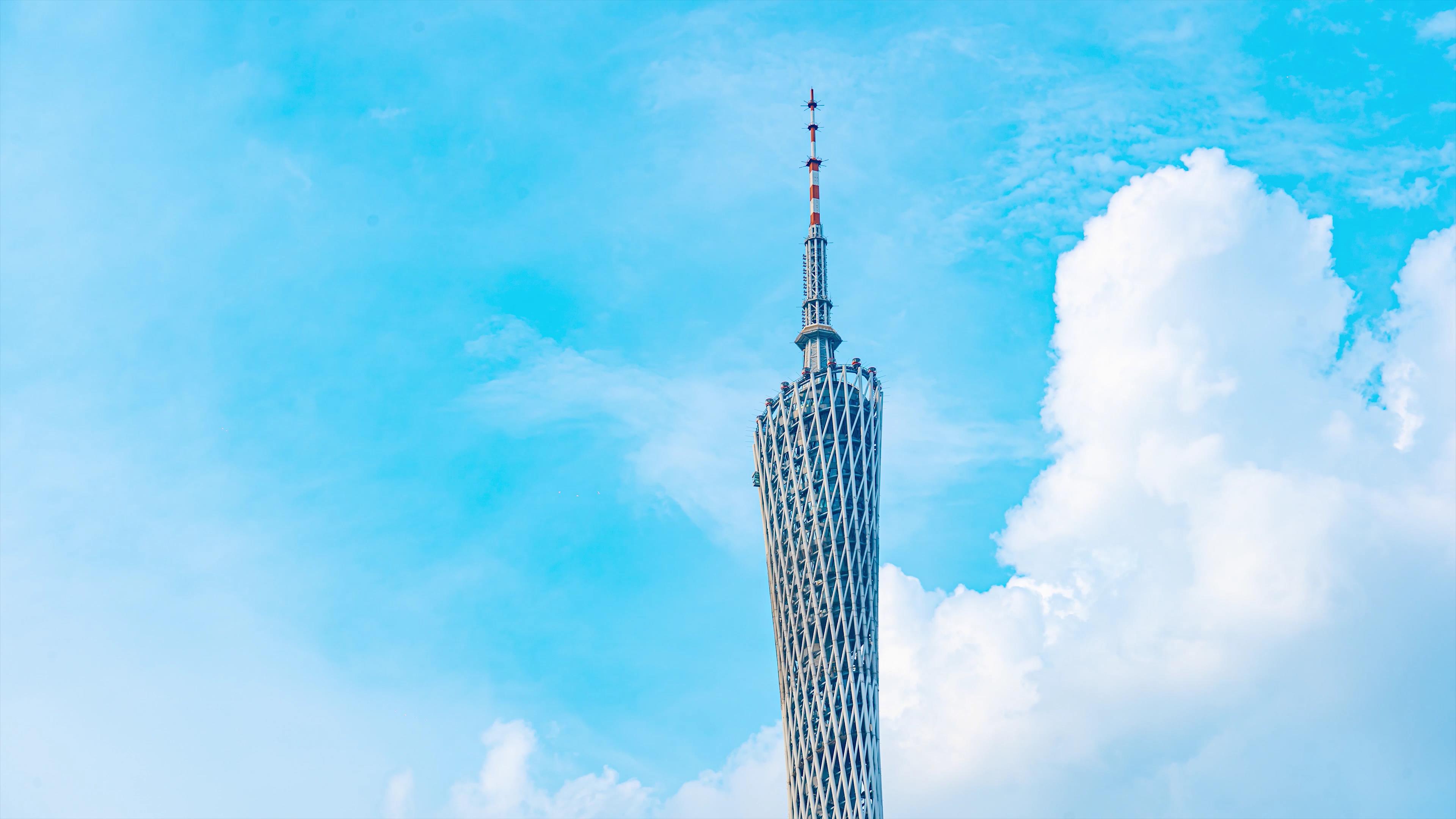 8K震撼地标建筑广州塔顶蓝天白云风光延时视频的预览图