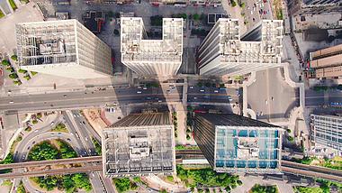 4k航拍城市寸土寸金拥挤高楼建筑视频的预览图