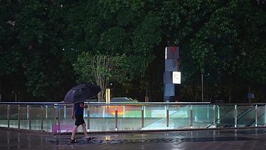 4k雨夜里撑伞行走的路人孤独悲伤意境视频的预览图