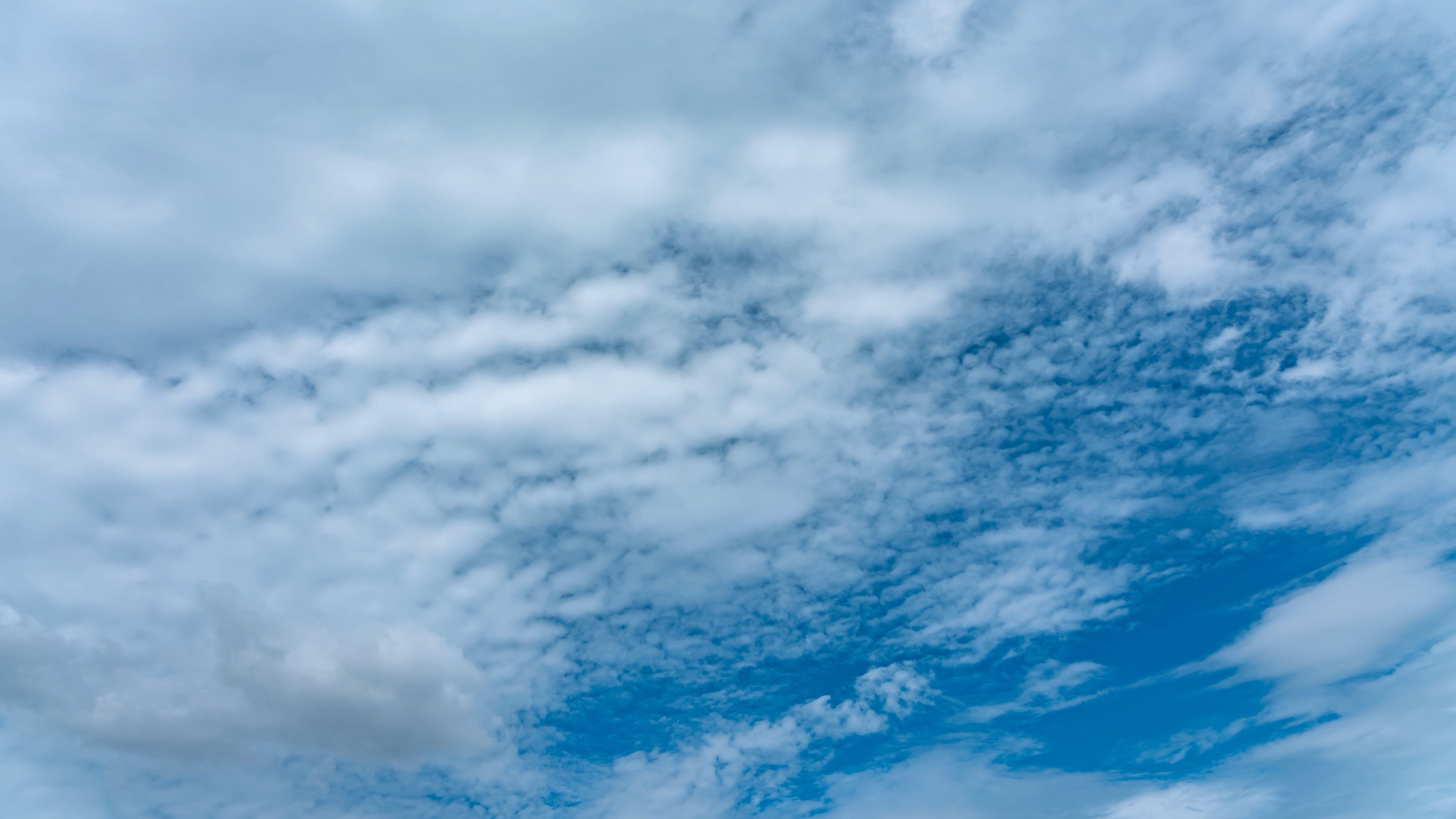 4k天空白云云朵流动蓝天白云自然风景延时视频的预览图