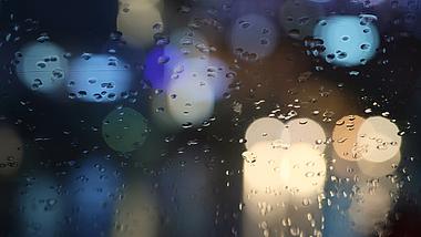 4k夜晚玻璃雨滴虚化光斑下雨伤感意境视频的预览图
