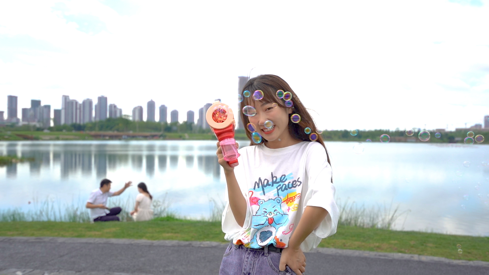 1080P升格可爱女孩公园游玩泡泡机男友视角视频的预览图