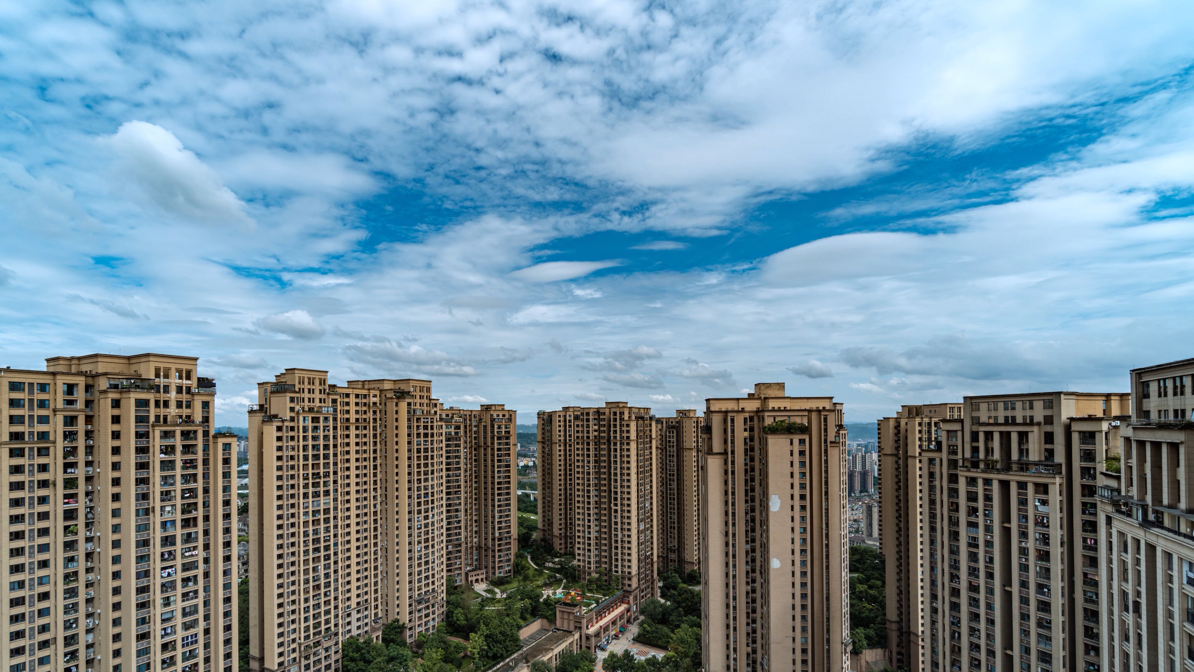 4k城市高层住宅小区蓝天白云延时视频的预览图