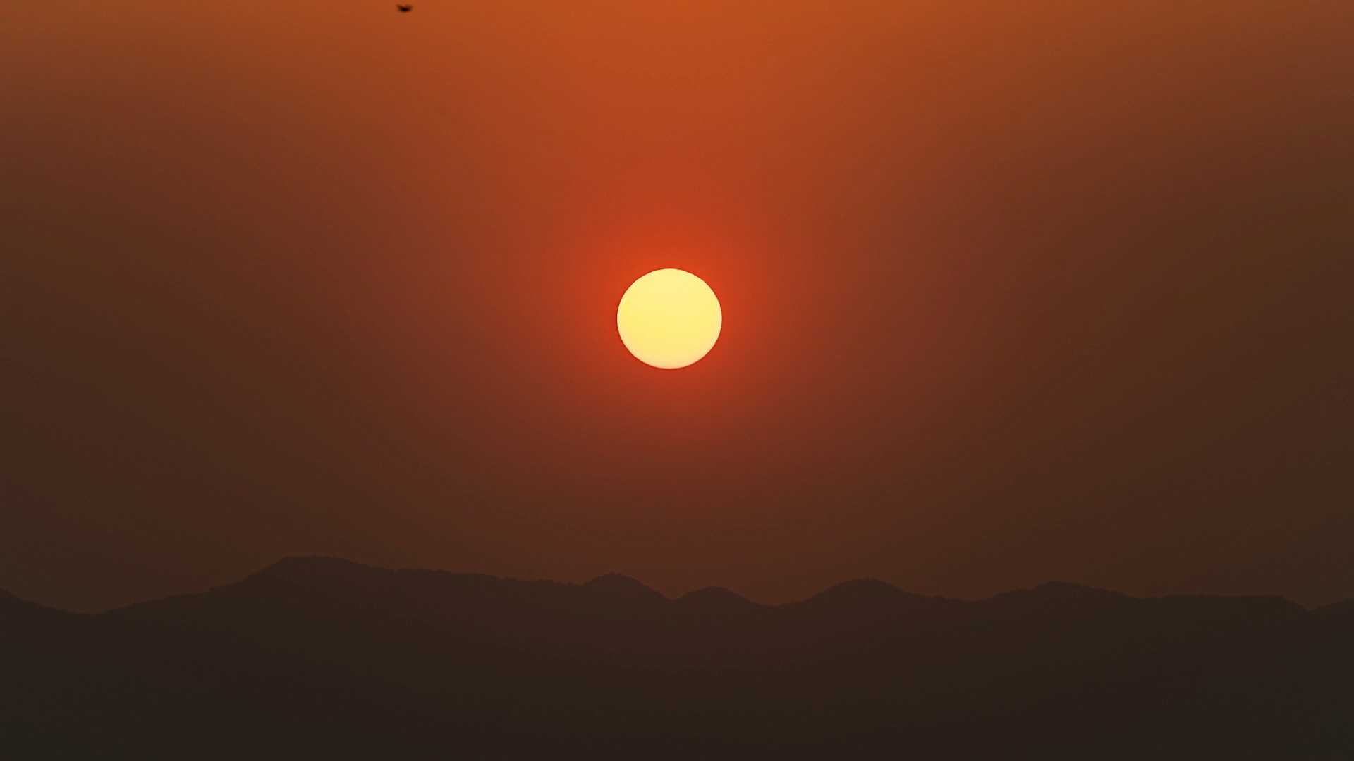 4k太阳下山红日夕阳日落延时摄影视频的预览图