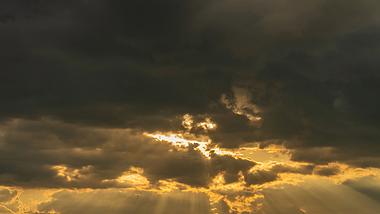 4k天空云层移动光影变化震撼金色耶稣光延时视频的预览图