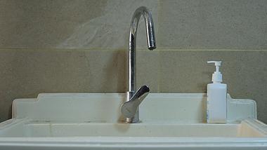 4k洗手台水龙头滴水实拍节约用水公益广告视频的预览图