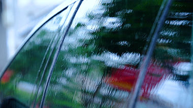 4k实拍悲伤意境下雨天雨水打在车窗上视频的预览图