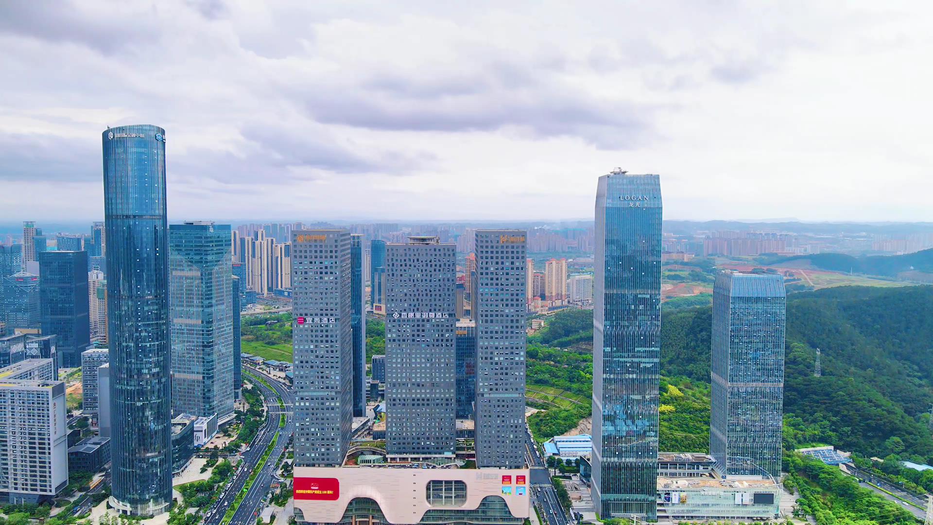 4k航拍广西南宁五象总部基地CBD高楼视频的预览图