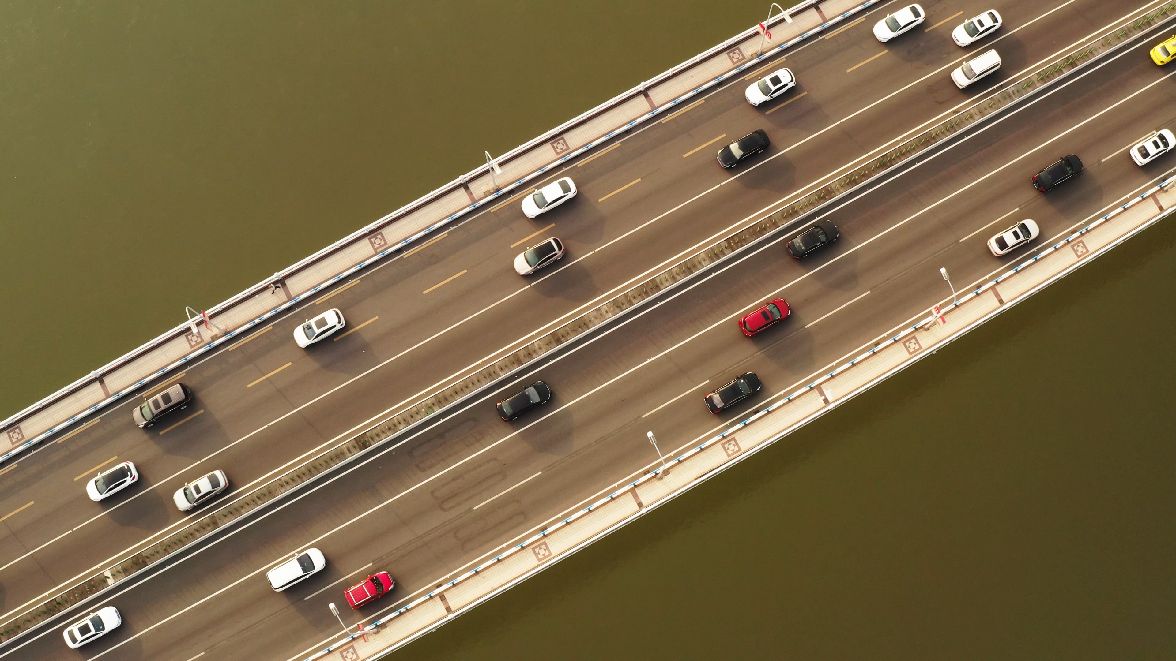 4k航拍俯拍城市大桥密集车流交通车水马龙视频的预览图