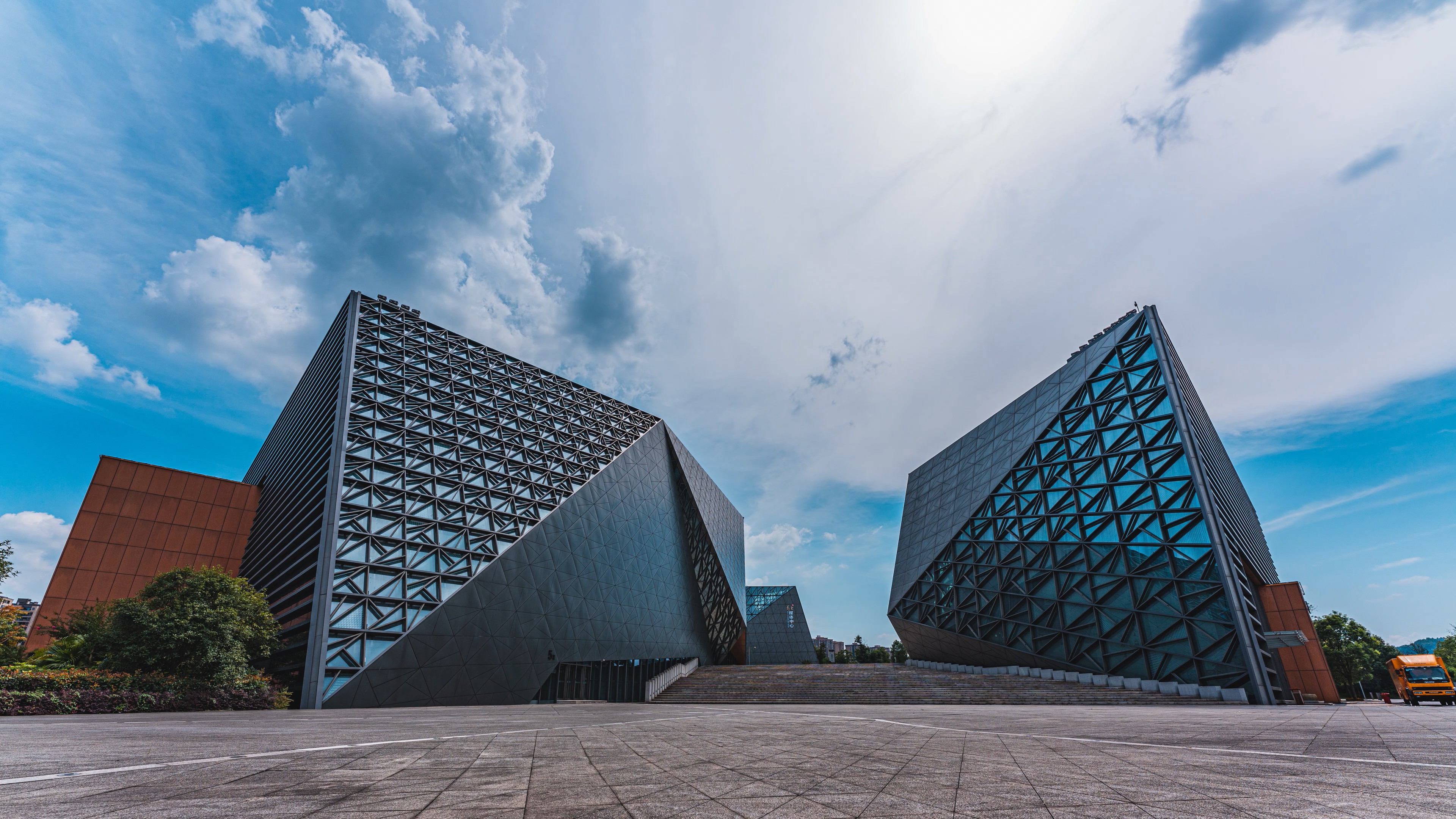4k重庆城市文化艺术中心特色建筑蓝天白云延时视频的预览图