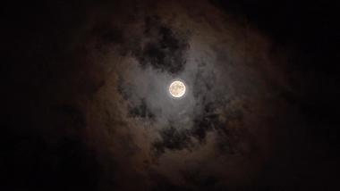 1080p夜晚空中高挂的月亮视频视频的预览图
