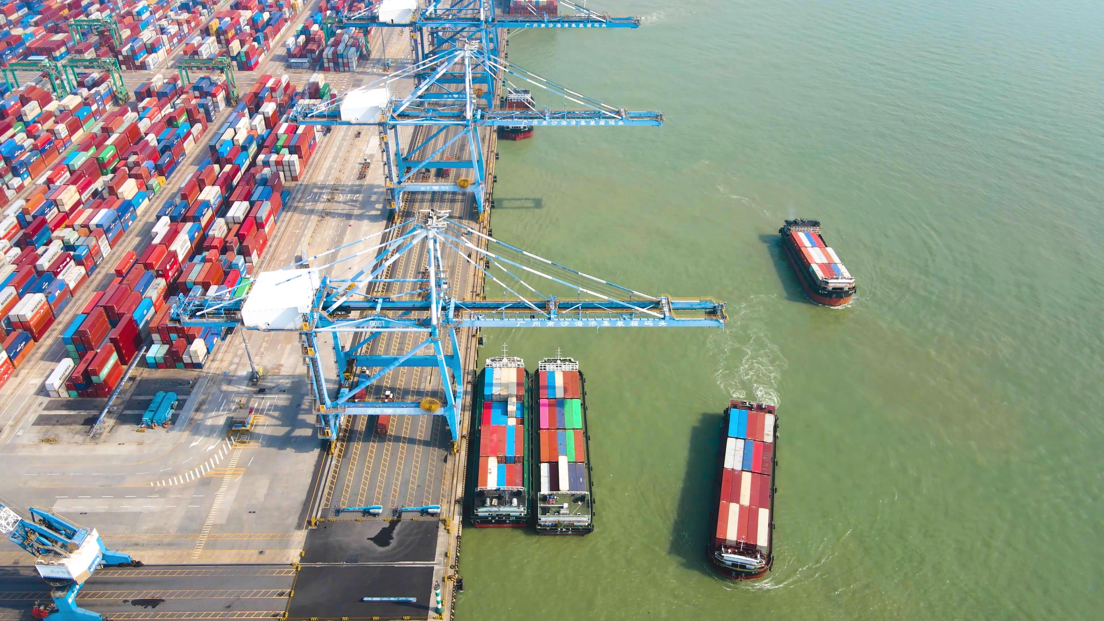 4K航拍港口码头集装箱水路运输视频素材视频的预览图