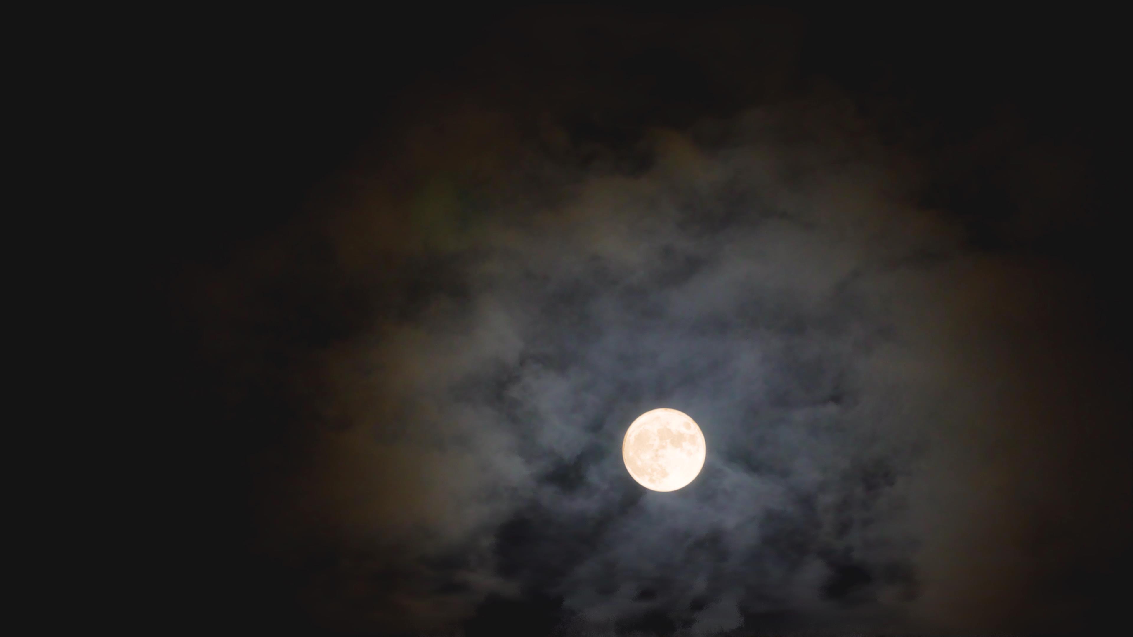 4K中秋夜晚圆月彩云追月视频视频的预览图