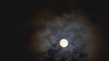 4K中秋夜晚圆月彩云追月视频视频的预览图