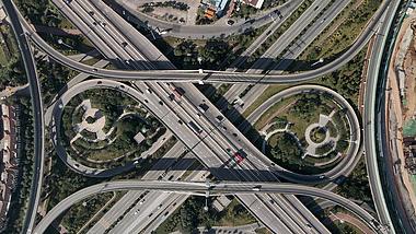 4K鸟瞰垂直旋转拍摄城市高速立交桥车流视频视频的预览图