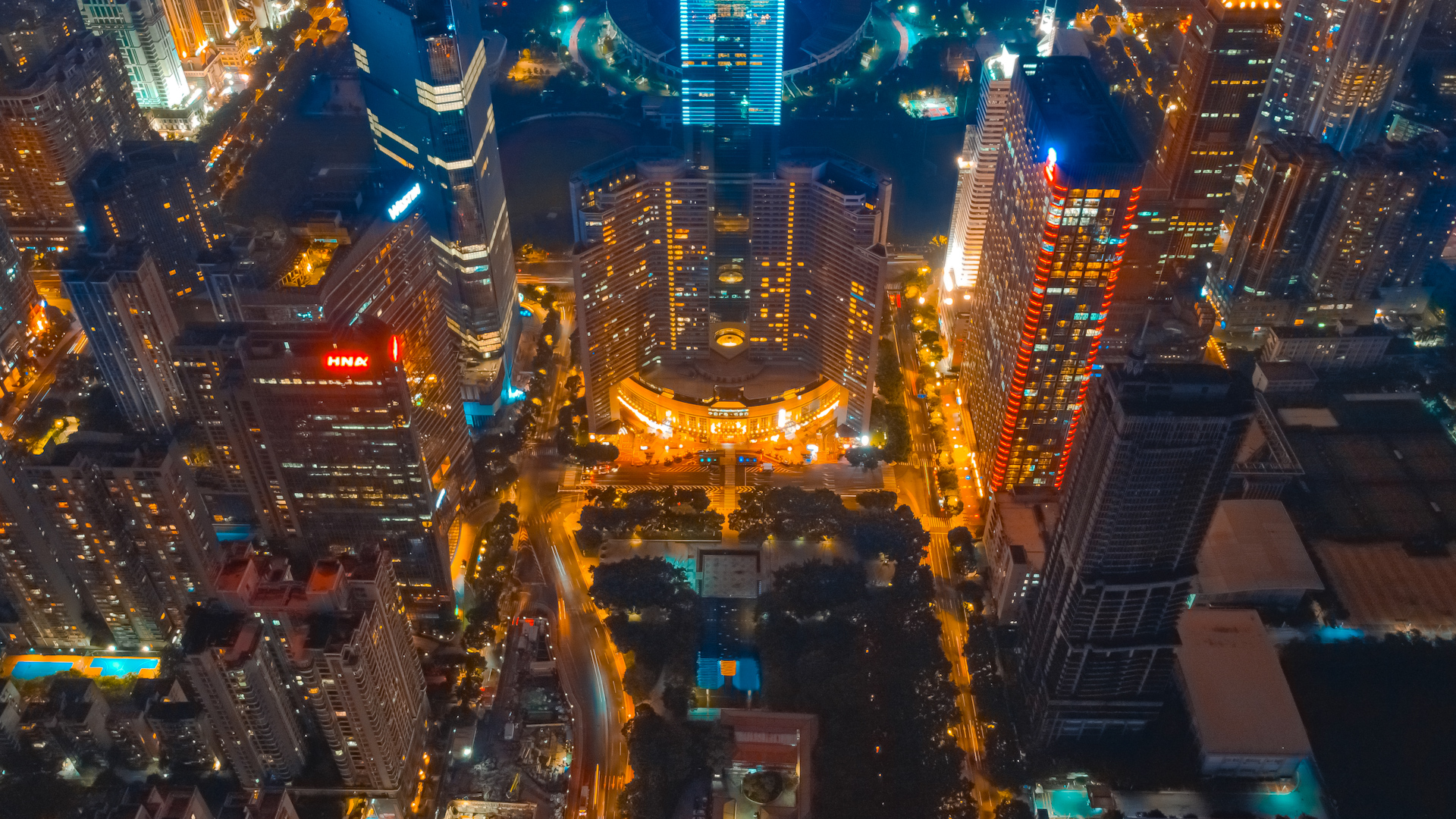 4k广州林和西夜晚城市车流航拍夜景延时视频的预览图