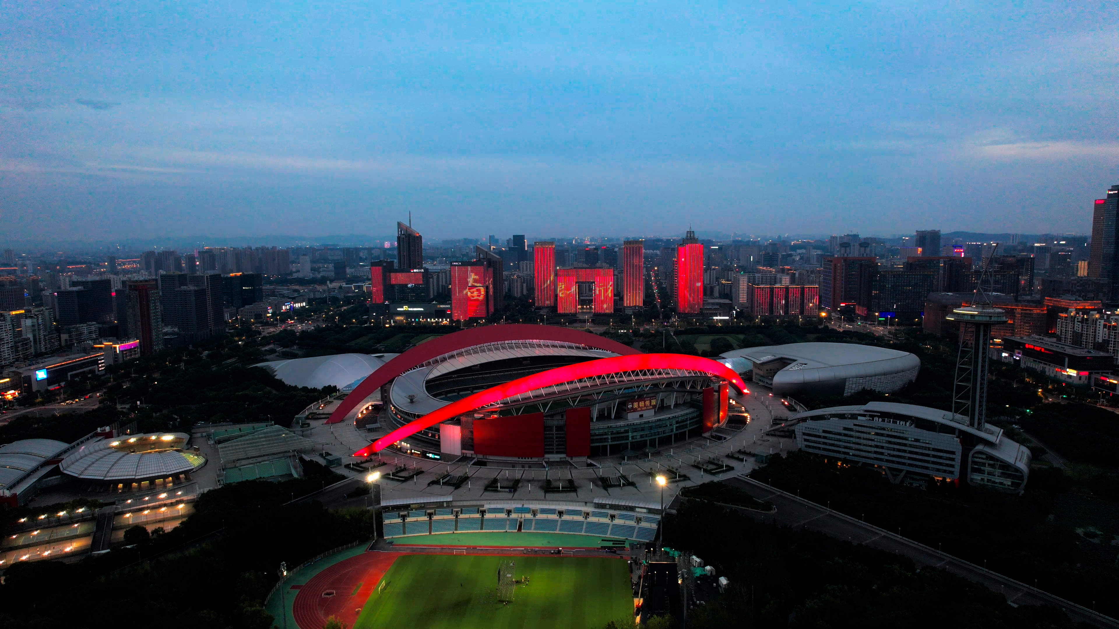 4K南京地标奥体中心体育馆夜景航拍视频的预览图
